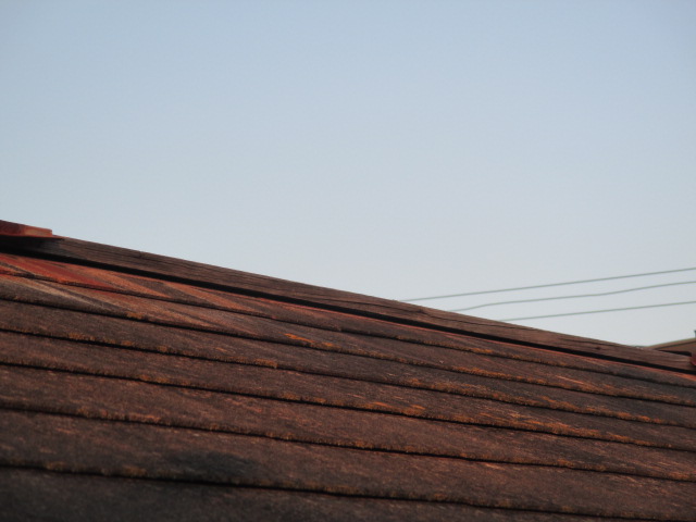 西宮市劣化したカラーベスト屋根に取付られていた板金部材飛んだ