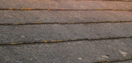 西宮市一度も修繕されていないカラーベスト屋根の劣化状態