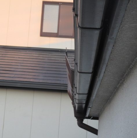 西宮市木造二階建て住宅棟板金が飛んで軒樋に引っかかつている