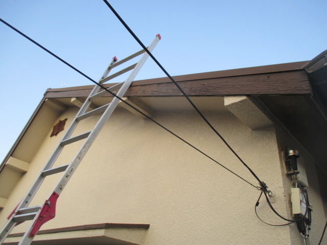 西宮市木造二階建て住宅カラーベスト屋根棟板金飛散