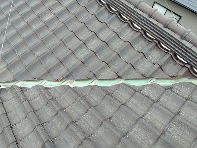 漆喰(しっくい)、谷板金