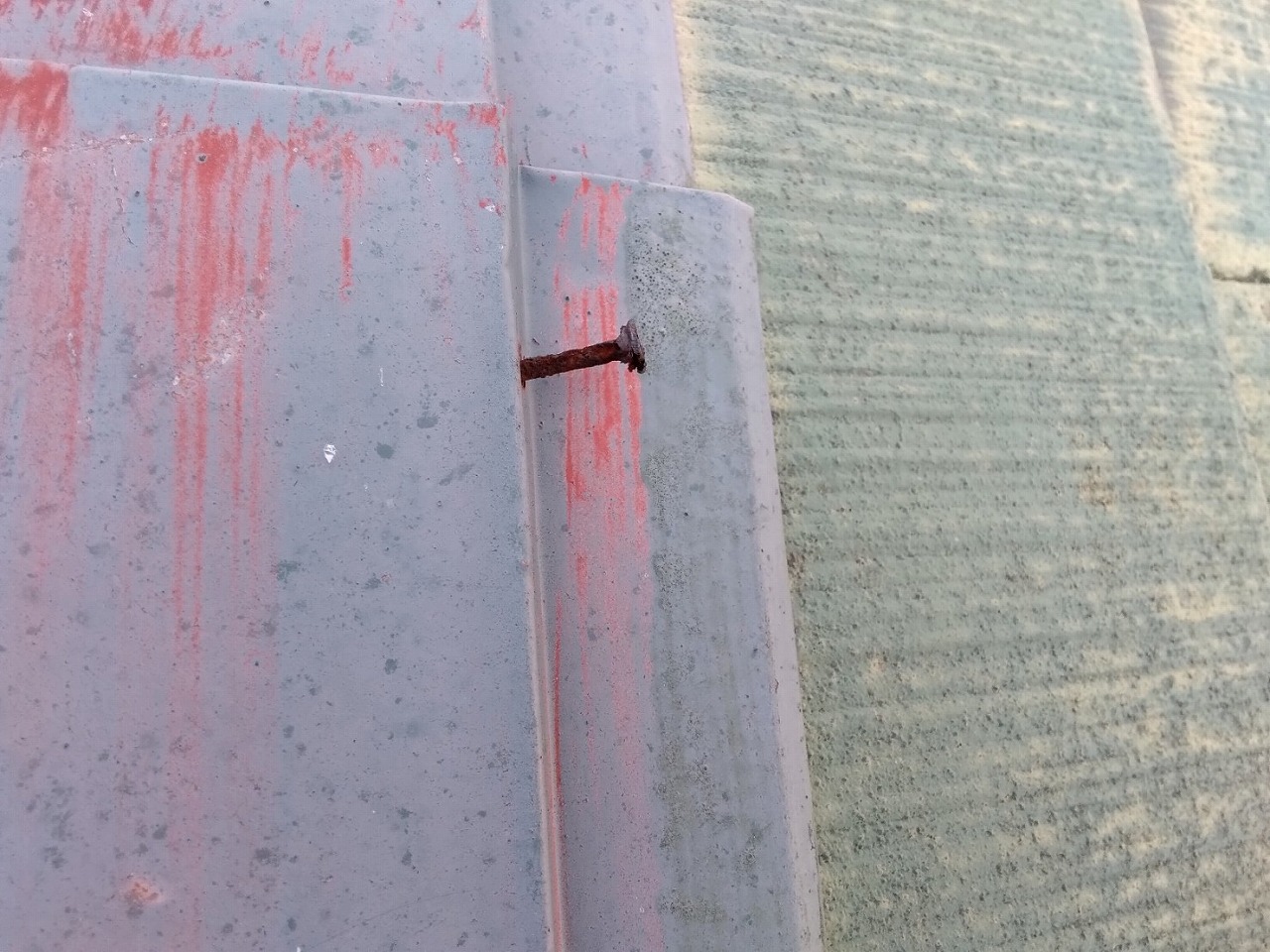 棟包み板金　釘浮き