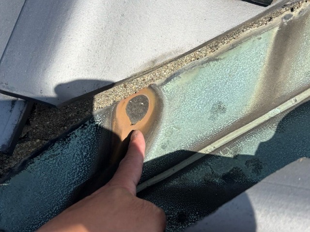 谷板金の別箇所の穴