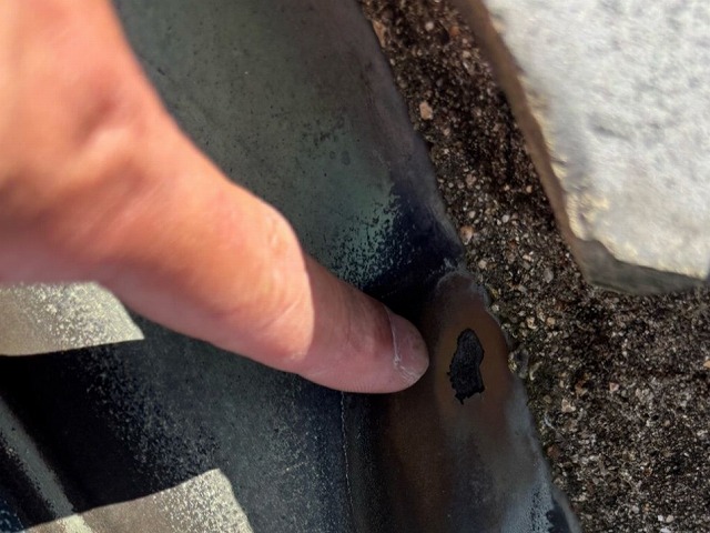 谷板金の端部近くで劣化が進んだ箇所