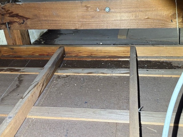 小屋裏側から見た雨染みの痕跡
