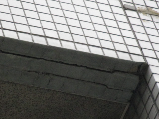 西宮市マンションベランダ裏の壁亀裂