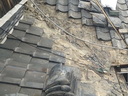 雨漏りしているたに部分をめくった