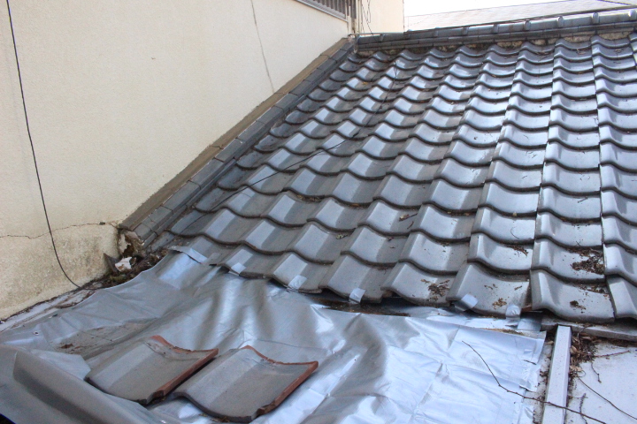 下屋根瓦棒修理３