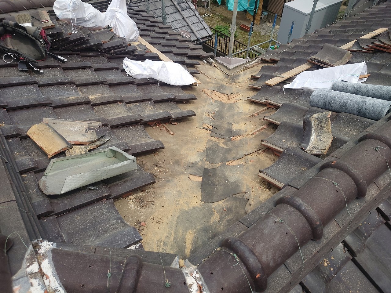 和瓦(釉薬瓦)谷板金撤去