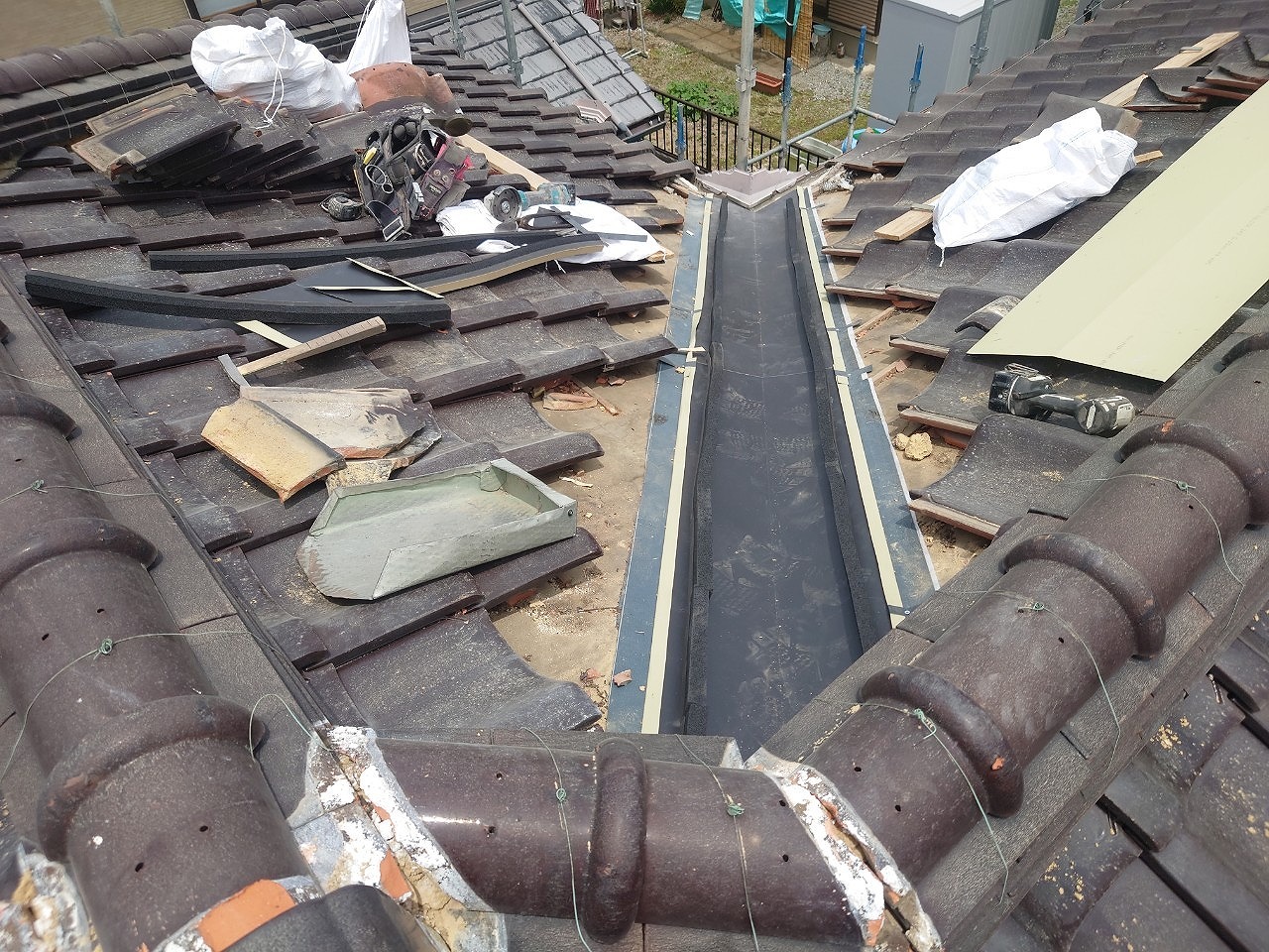 和瓦(釉薬瓦)谷板金交換