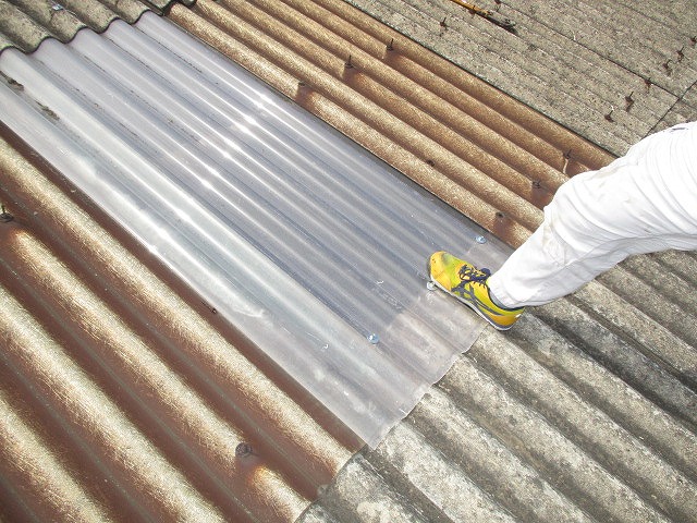 工場屋根雨漏り修理３