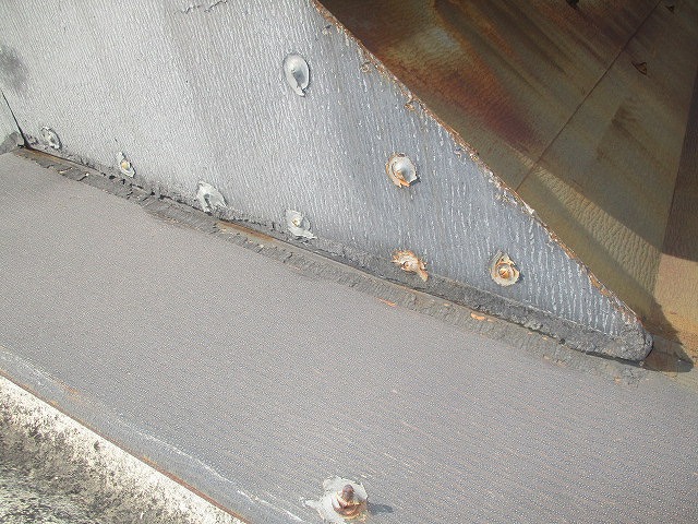 工場屋根雨漏り修理６