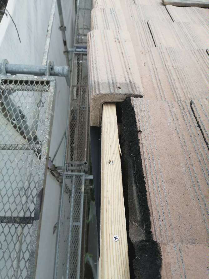 袖瓦の積み直し