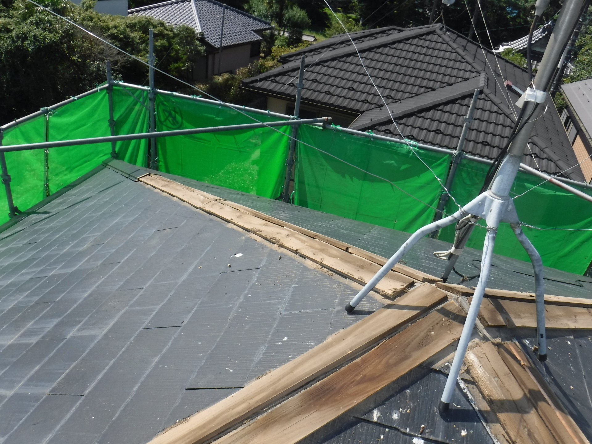 屋根の棟板金、下地板を撤去します