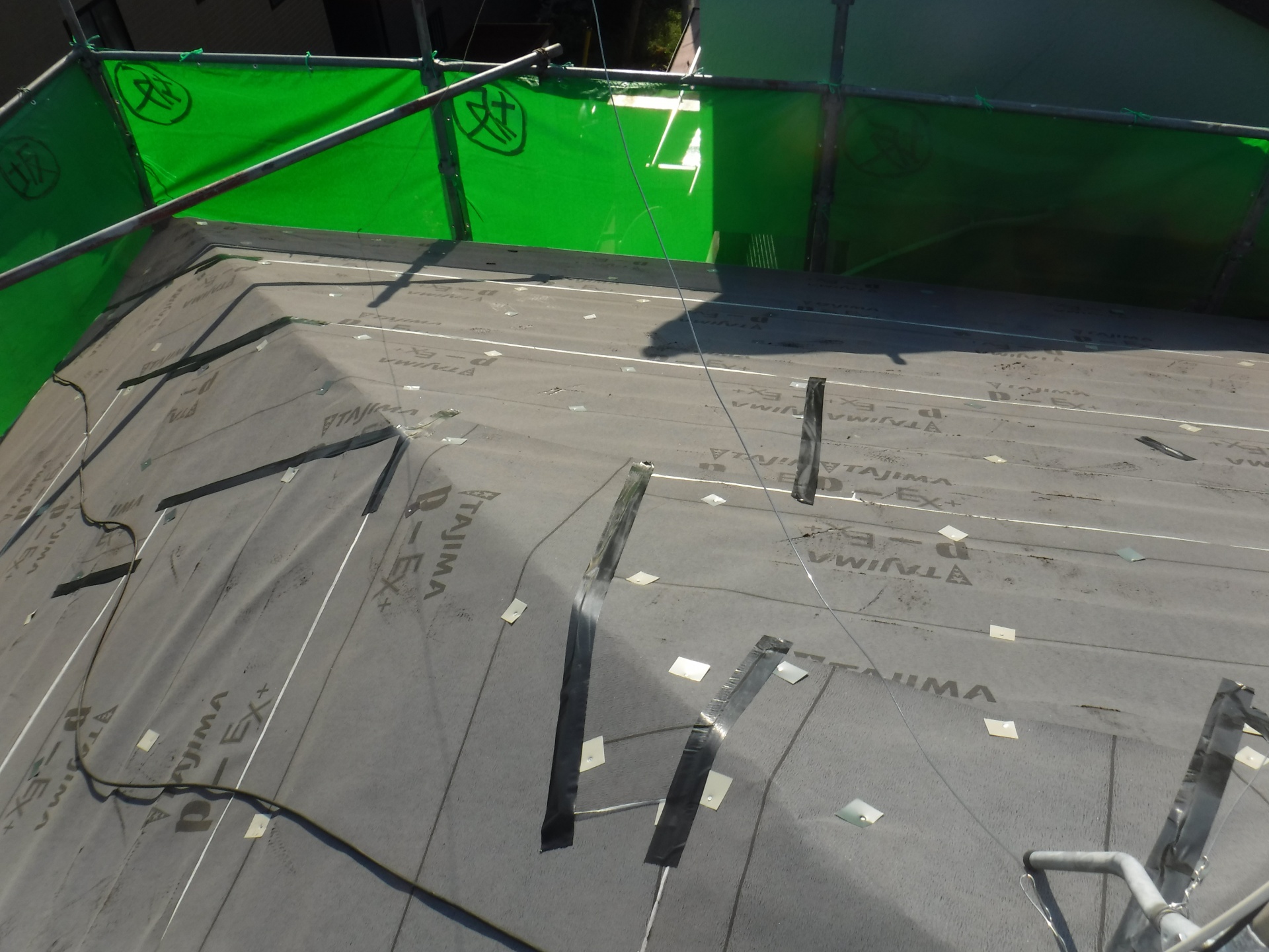 金属の屋根材の下地に入る前、ゴム系ルーフィングを張ります