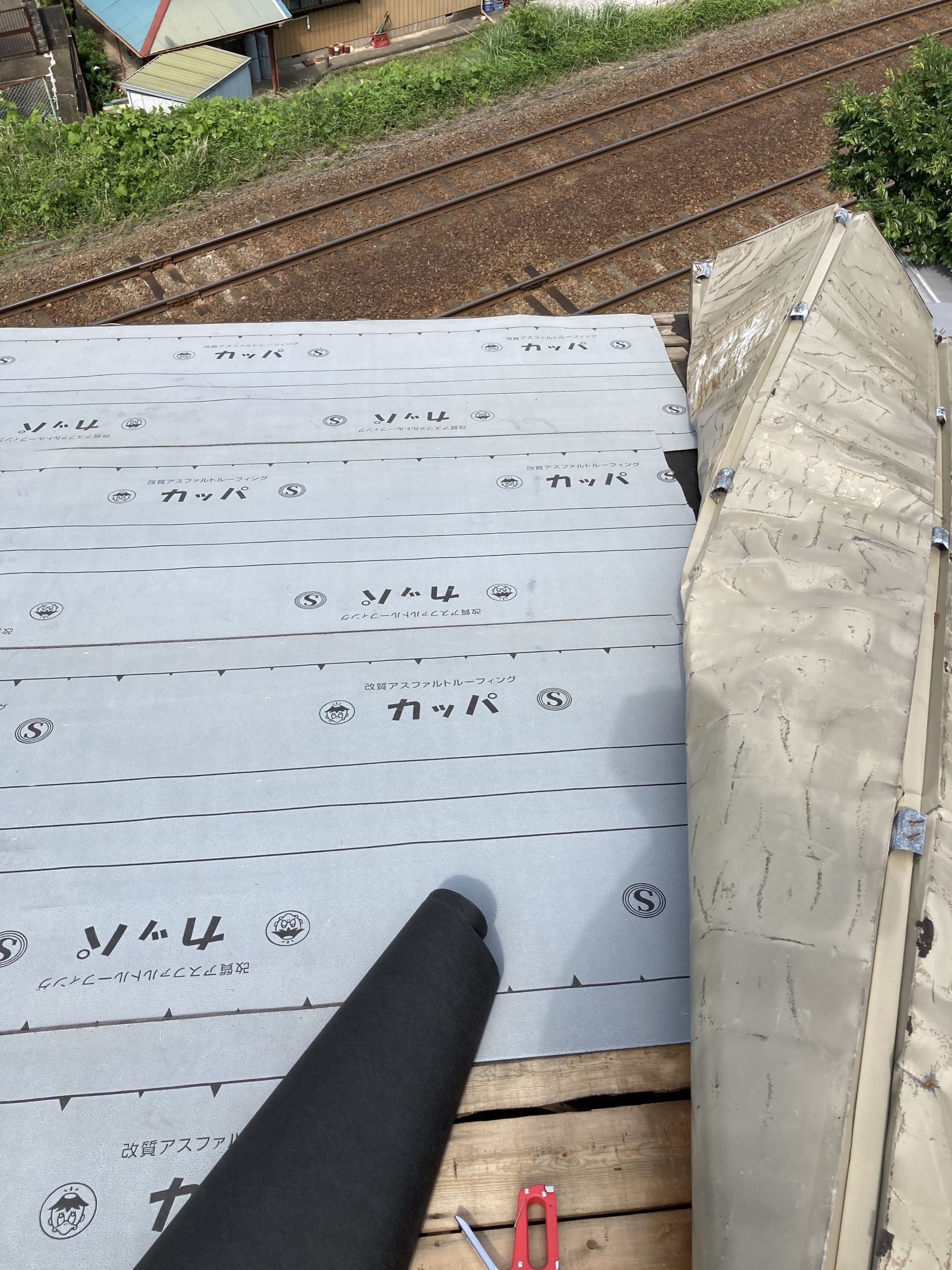 ルーフィング敷設作業の写真