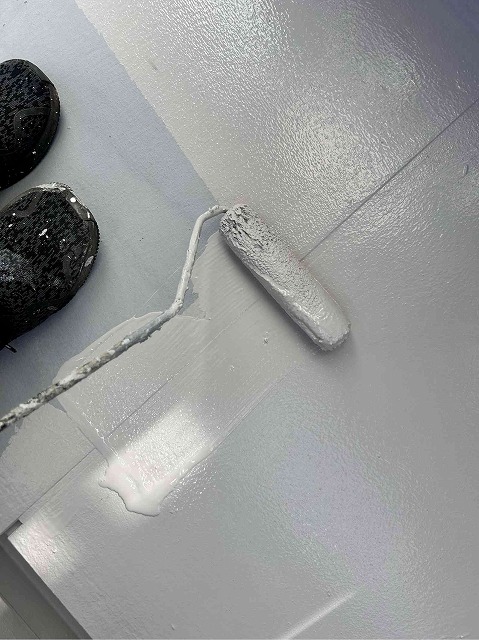 重ね塗りを行うベランダ床