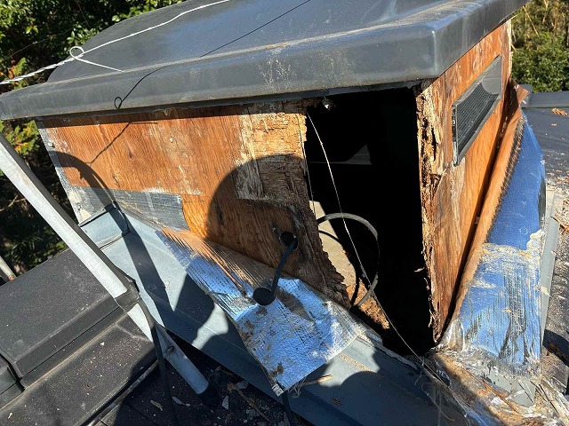 ボロボロになったドーマー外壁