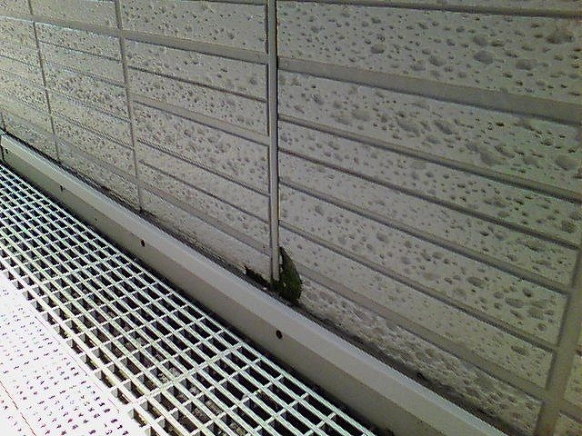 ベランダの腰壁　割れ