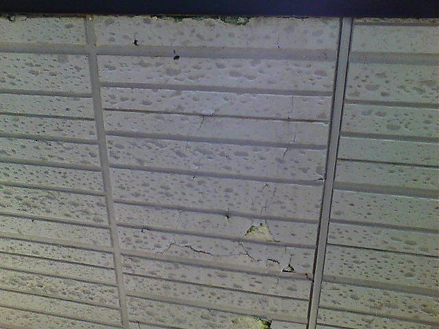 クラックの入った外壁