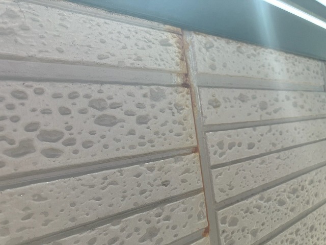 変色が著しい外壁