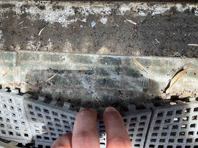 床の防水機能が損なわれたベランダ