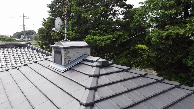 外壁が損傷したドーマー