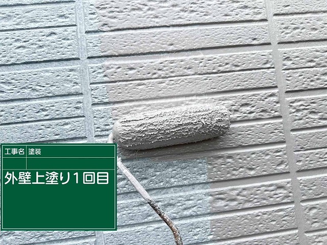 外壁塗装を行う様子