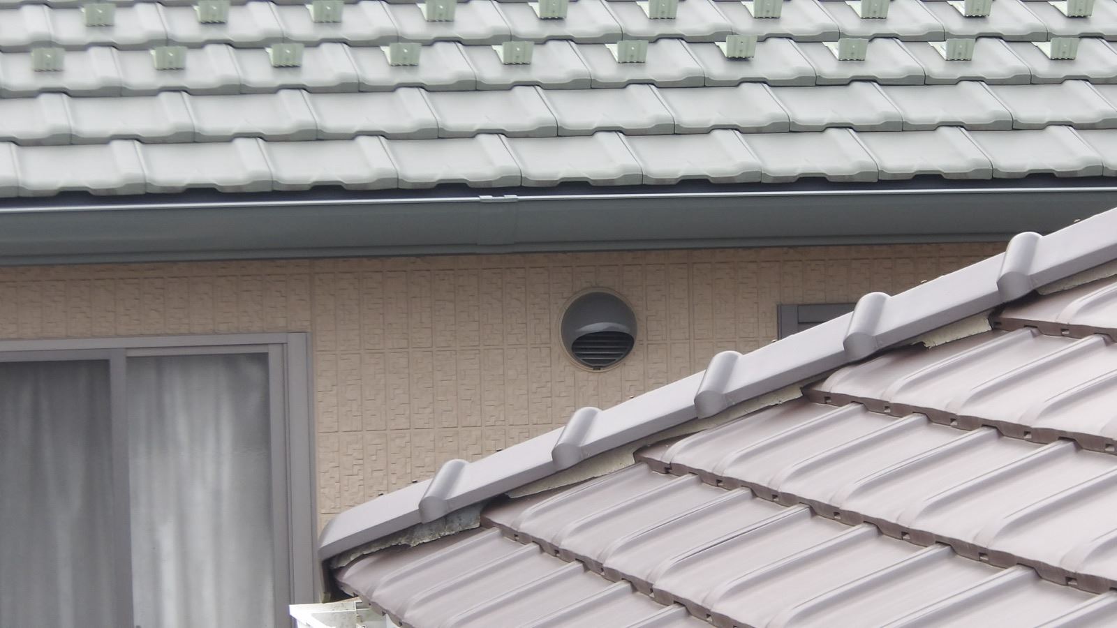 棟漆喰の劣化　傷み　黒ずみ