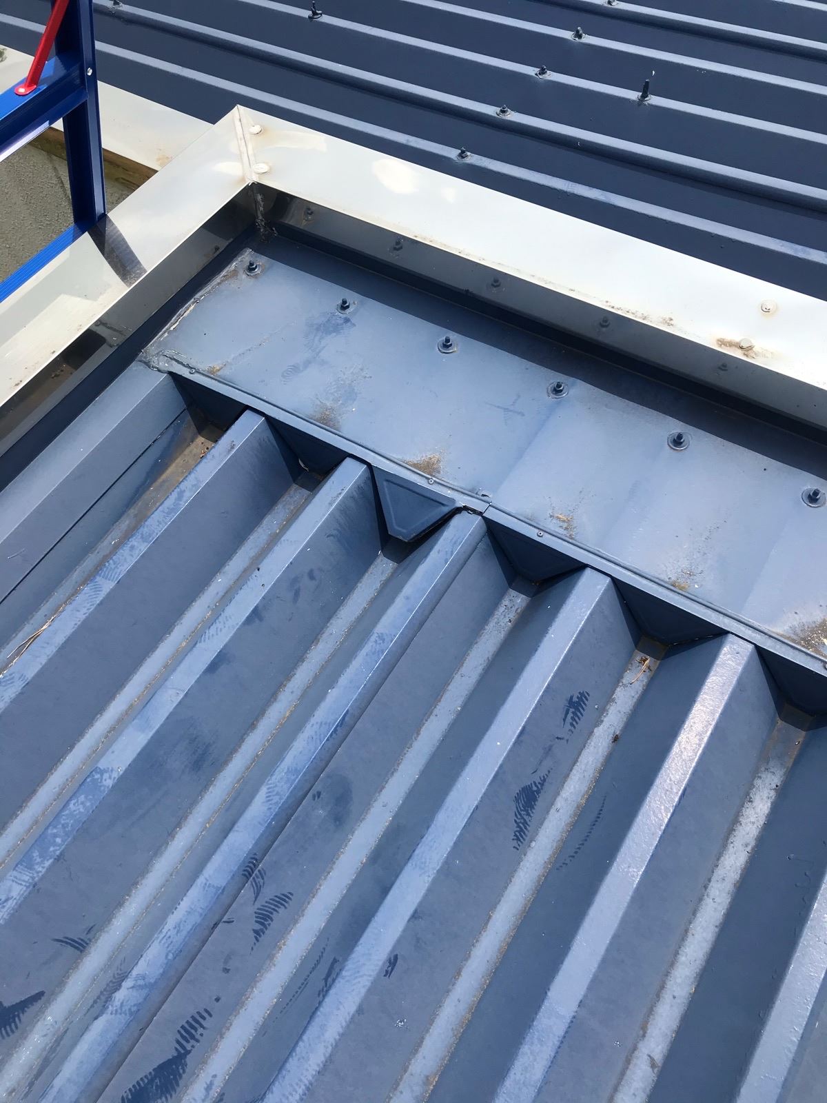 折板屋根　チョーキング