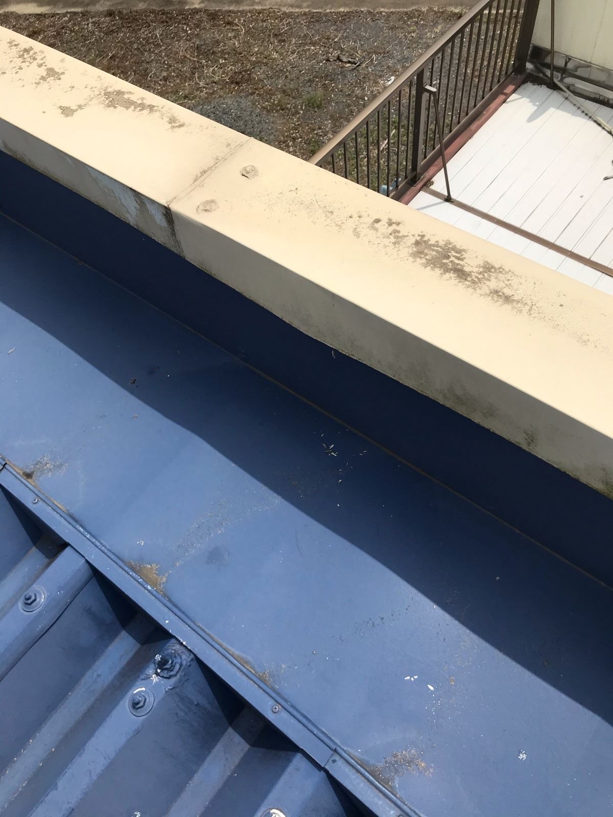 白っぽくなった金属屋根