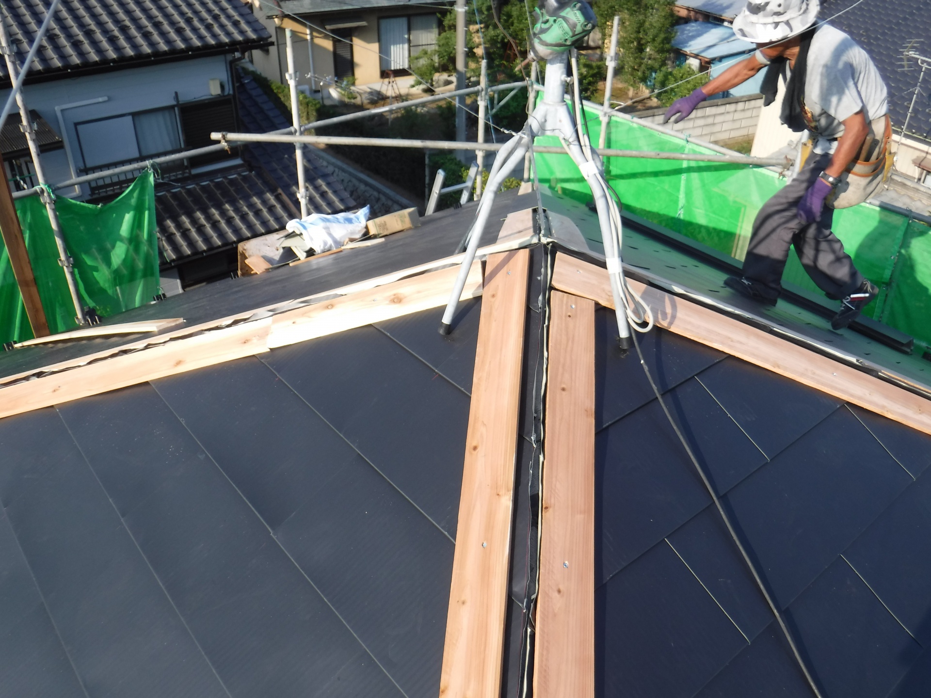 下地ができたので、金属屋根を施工、新しい棟も取り付けます