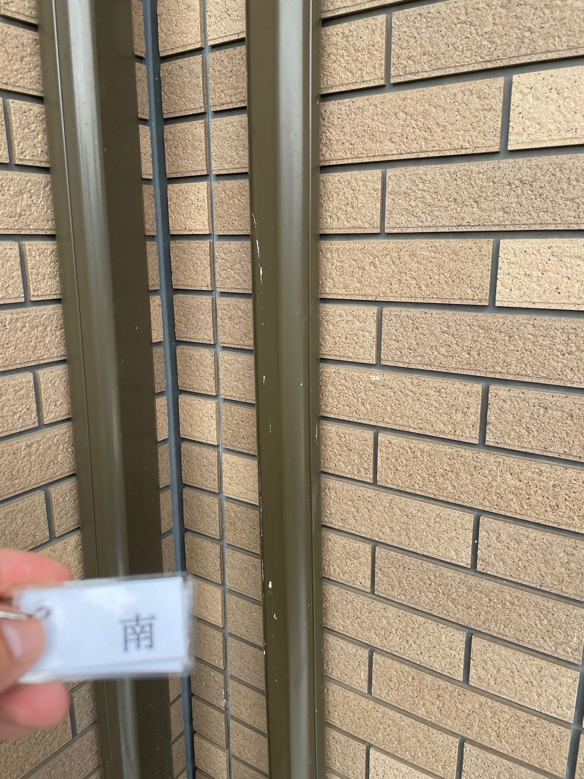 劣化しているエアコンカバー