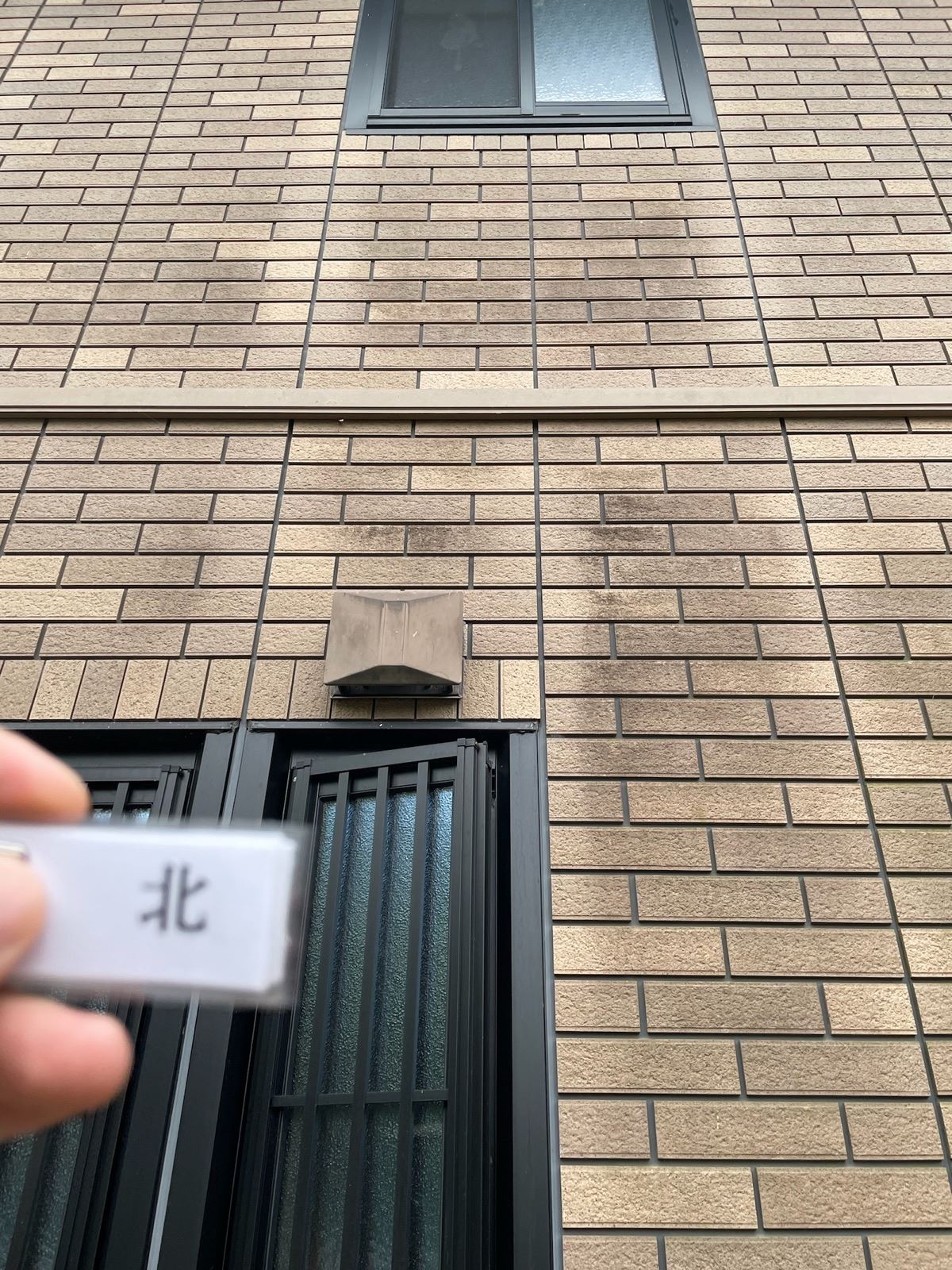 汚れが蓄積された外壁