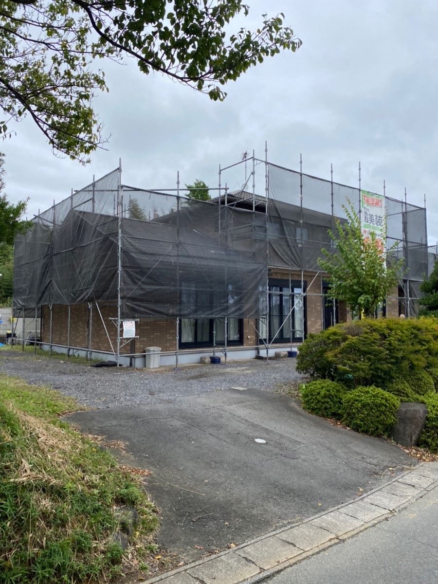 足場を設置した塗装現場