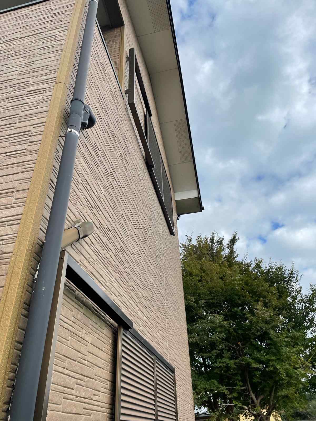 外壁下からみる