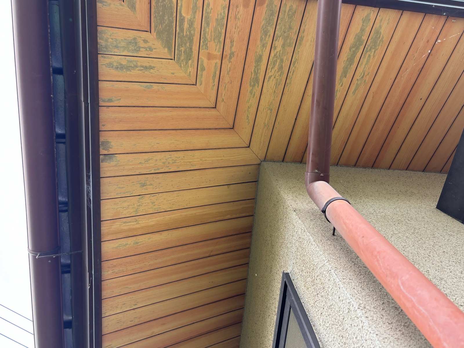 石岡市で軒天剥がれ、ボロボロ、雨漏りか心配