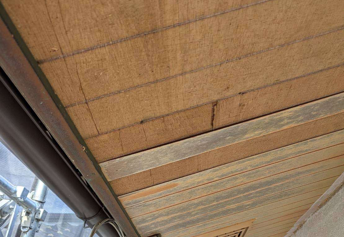表面の板を剥がした軒天