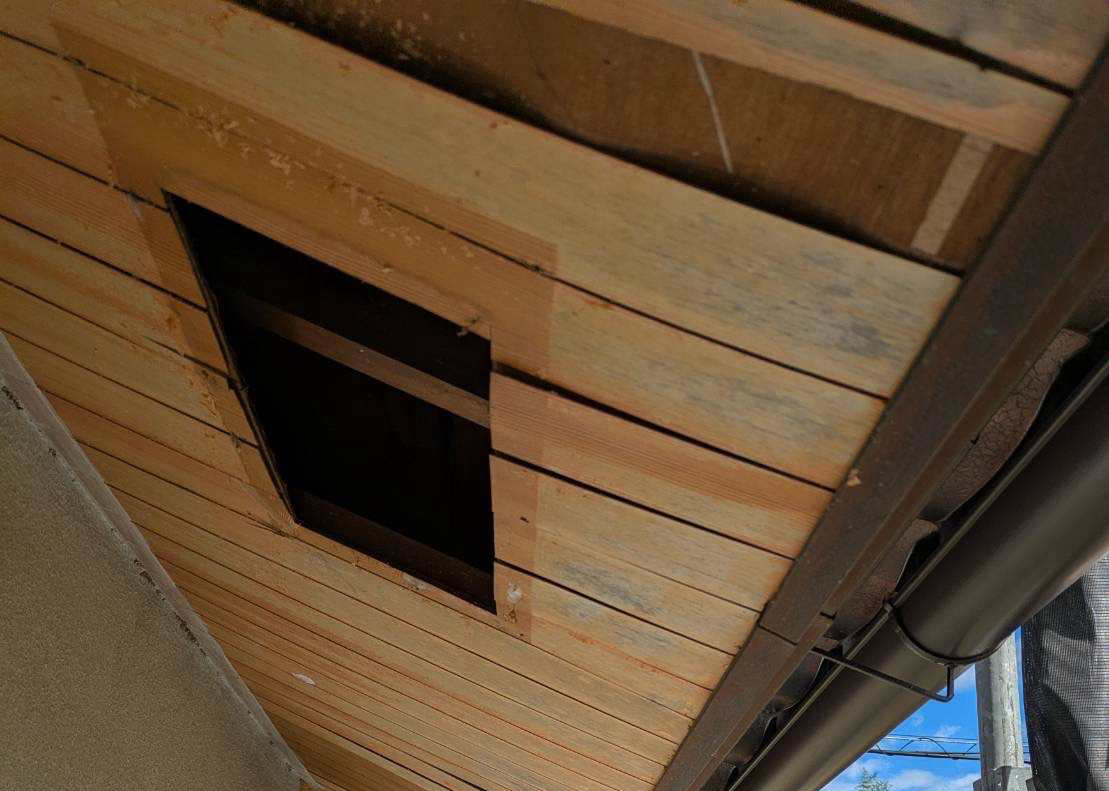 軒天を剥がしていく石岡市