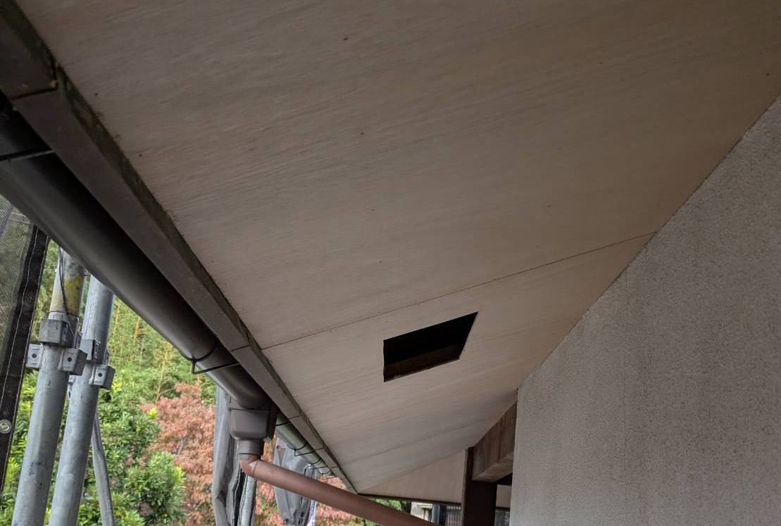 石岡市で軒天の部分張り替え