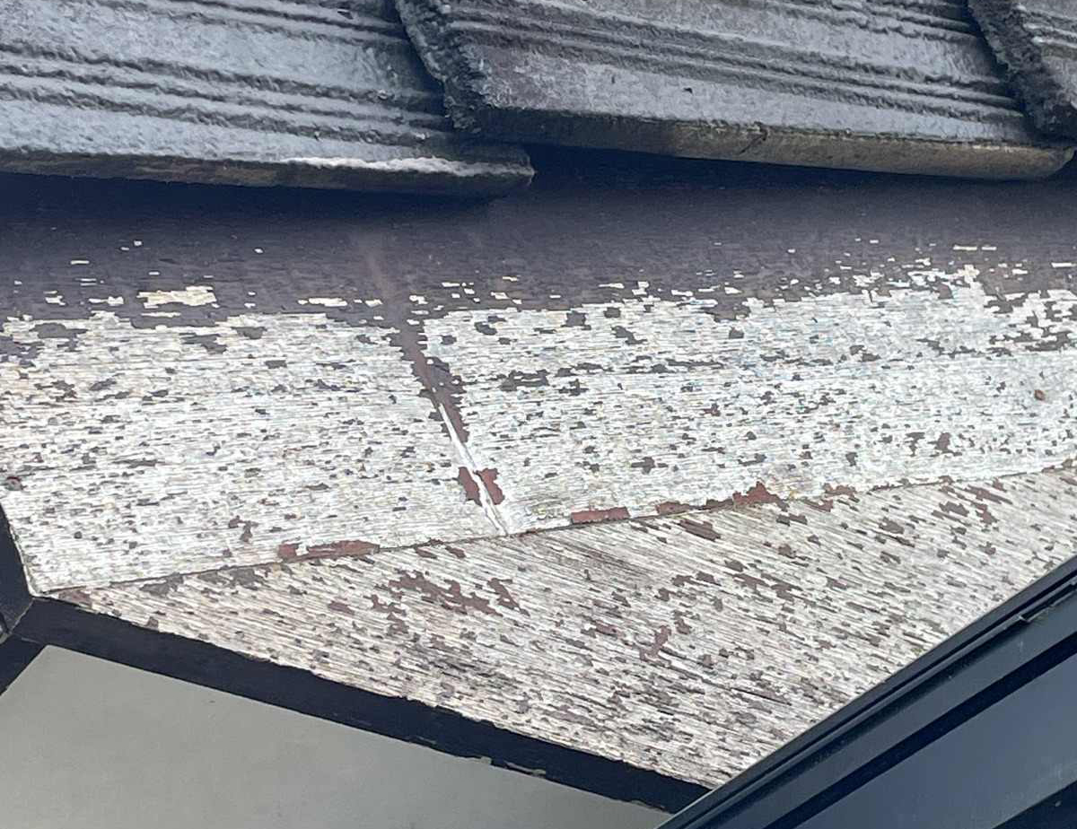 塗膜が剥がれた破風板