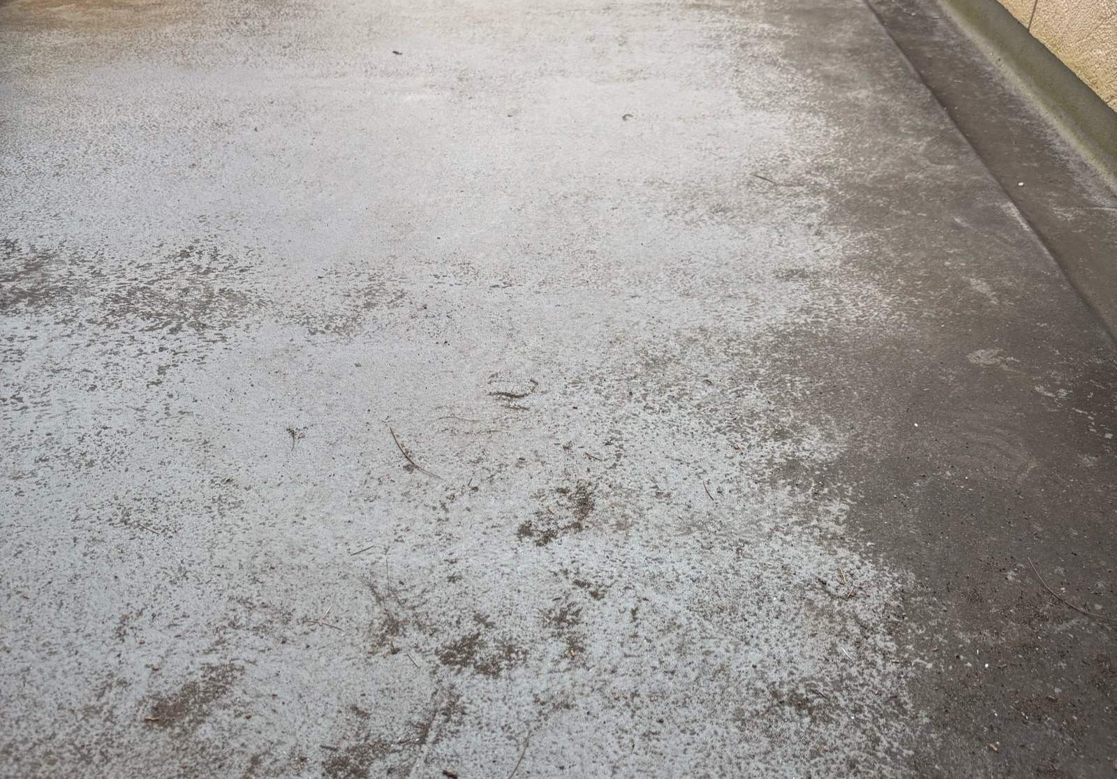 洗浄前のベランダ、石岡市多彩色塗装現場