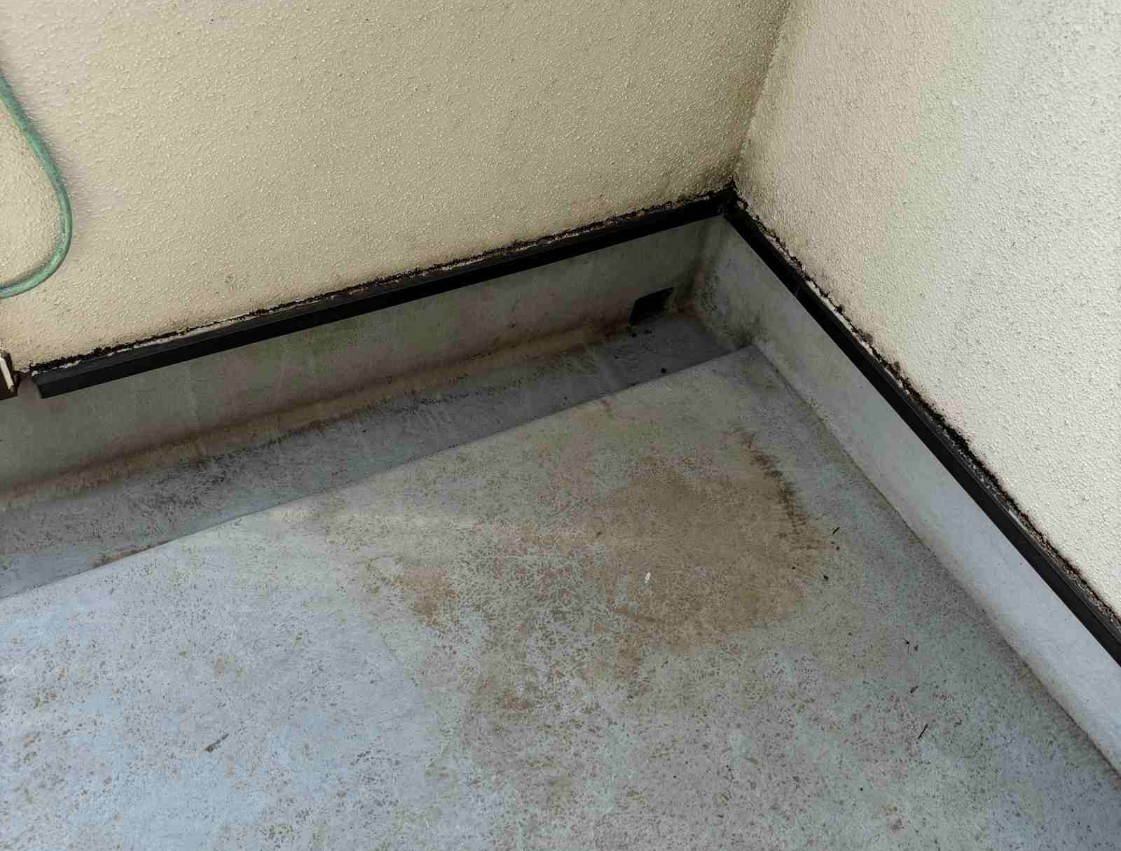 かすみがうら市でベランダのトップコート塗装をする。劣化したFRP防水ベランダ、蓄積した苔