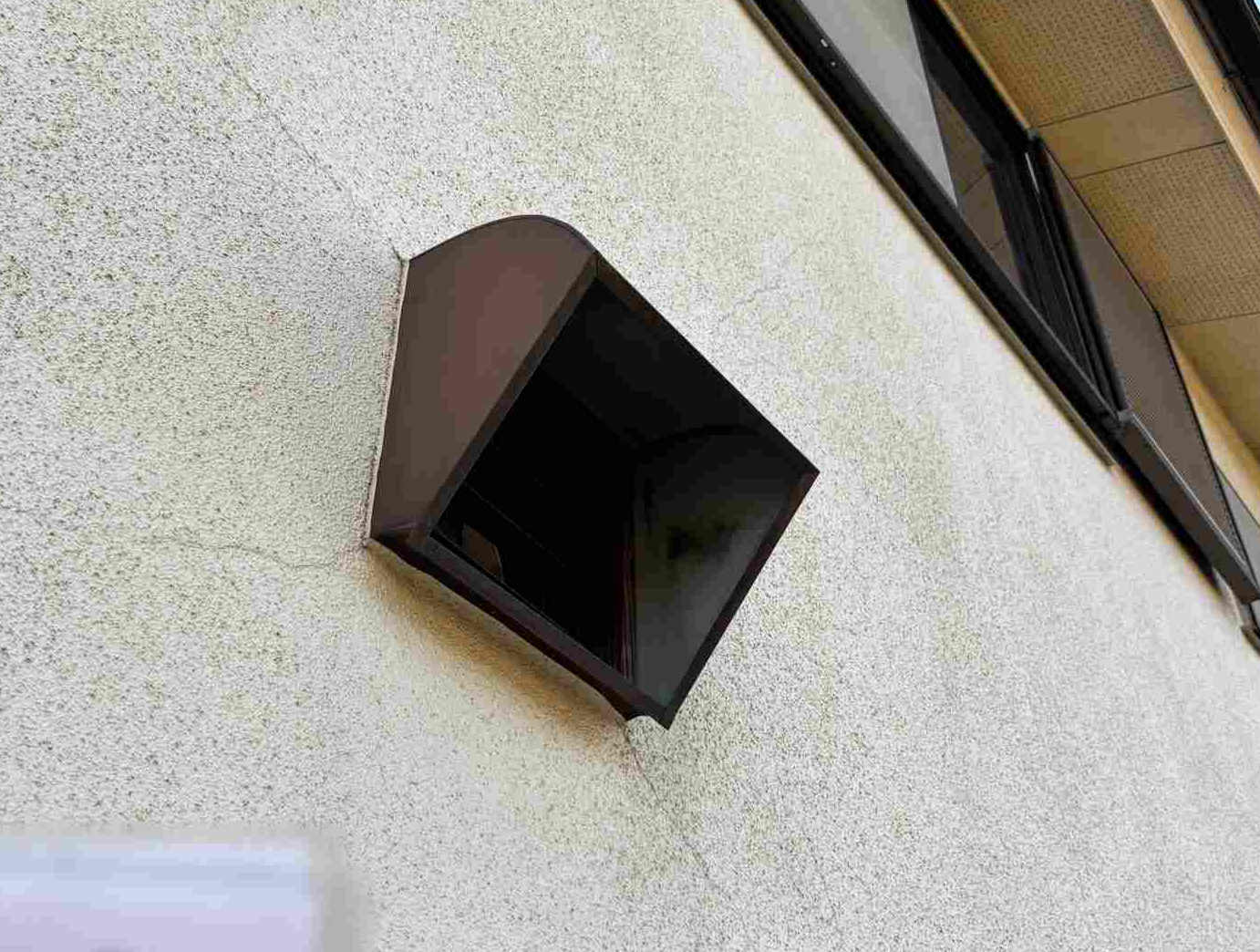 かすみがうら市でモルタル外壁のクラックとひび割れと苔汚れと開口部クラック