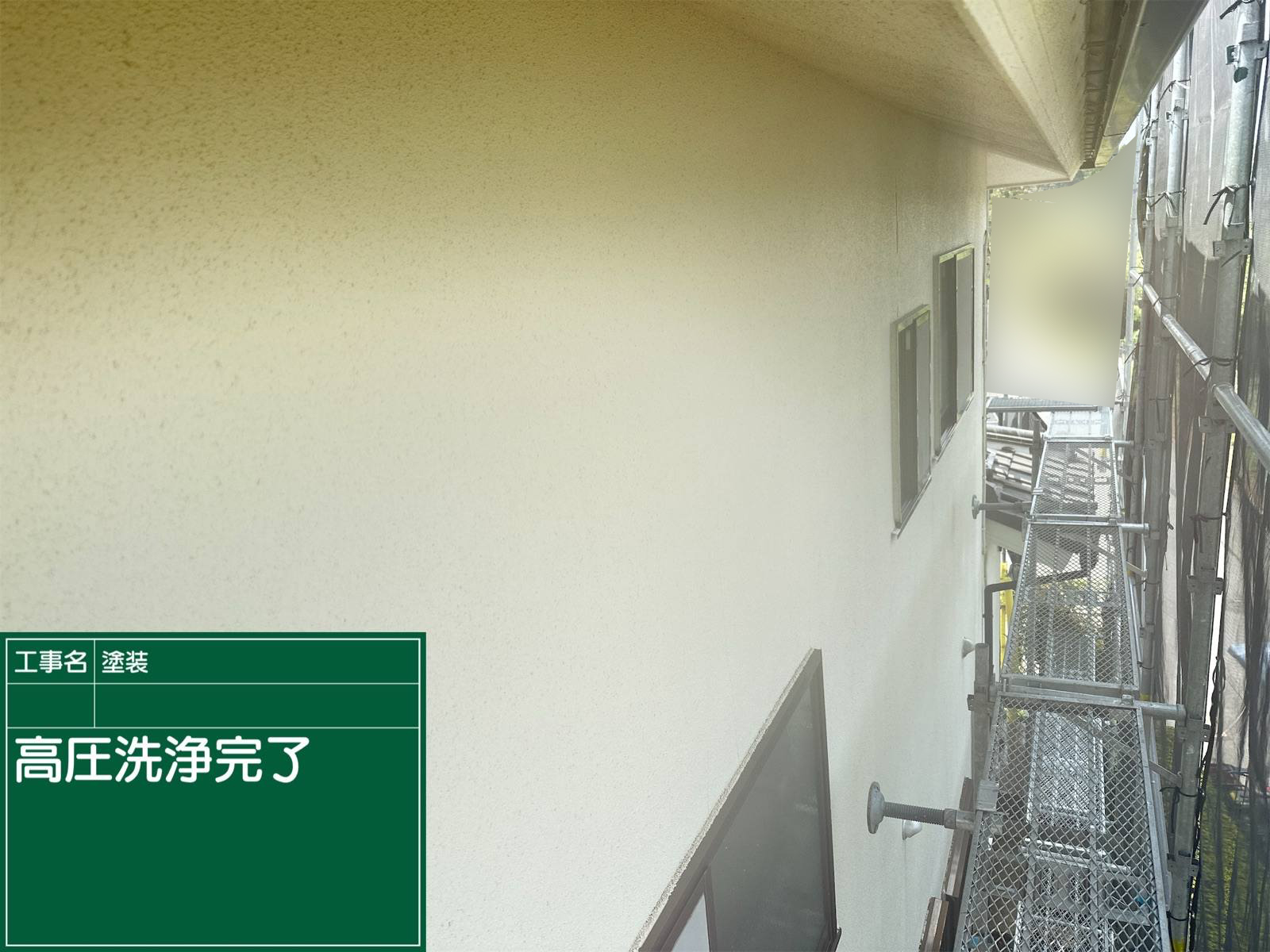 かすみがうら市苔汚れとクラックのあるモルタル外壁を高圧洗浄する