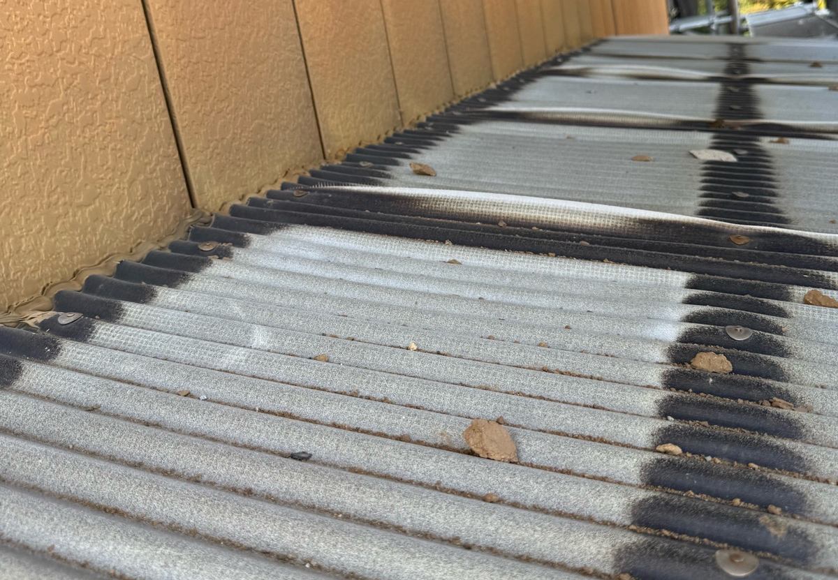 変色したポリカ波板