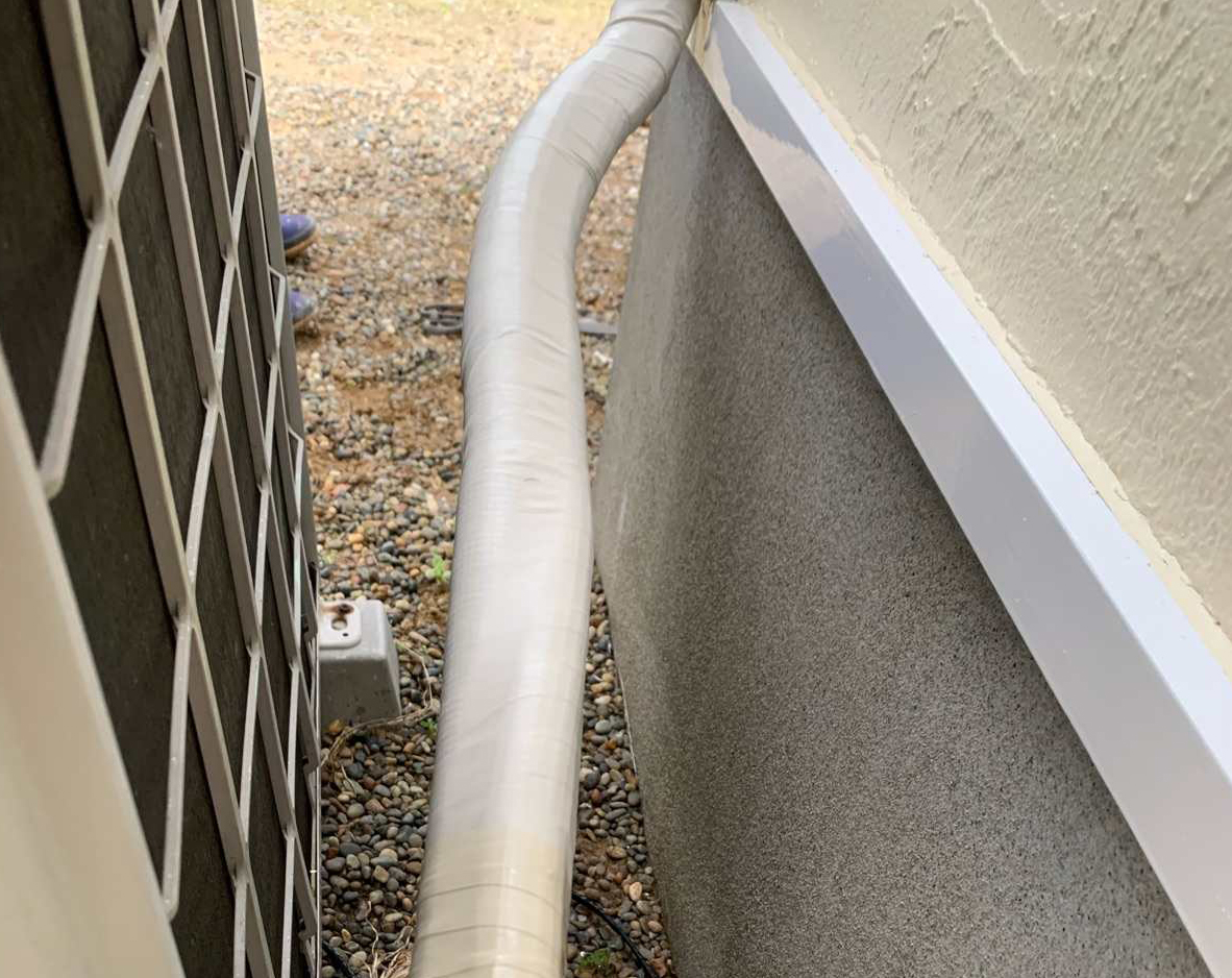 かすみがうら市の雨漏り修理現場、エアコンホーステープ巻き