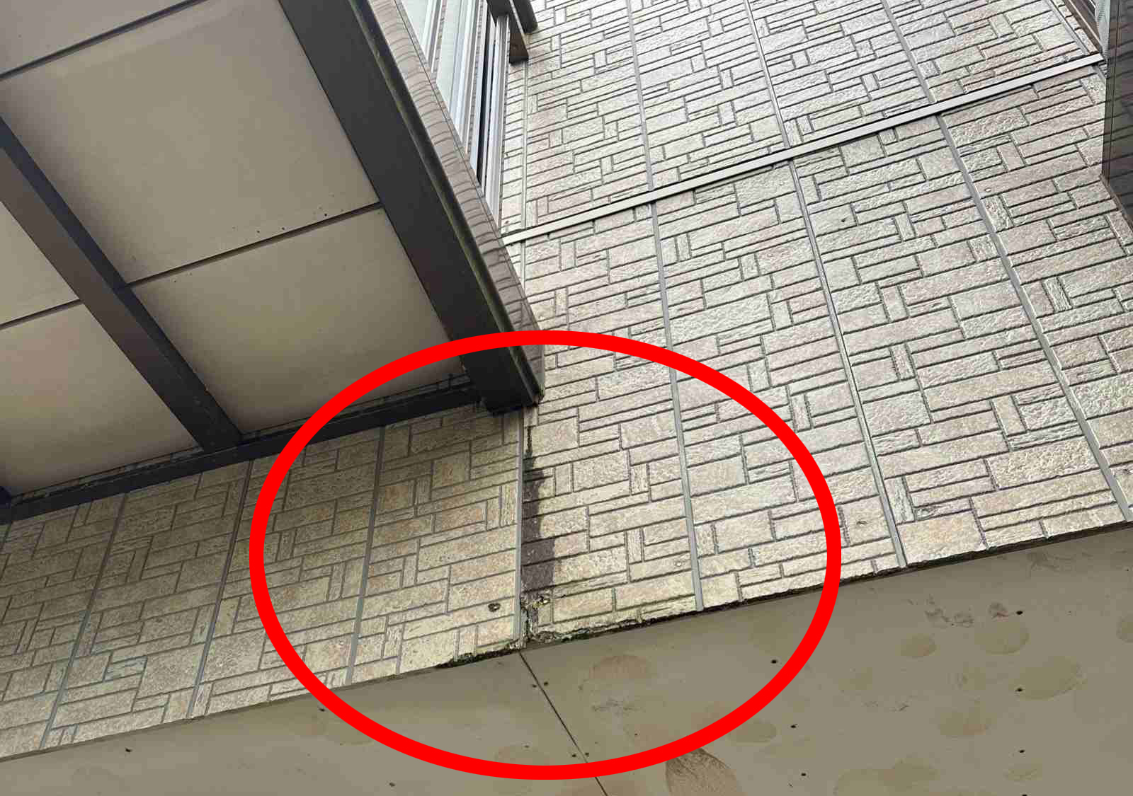 行方市で現地調査、窯業系サイディング外壁がボロボロになっている