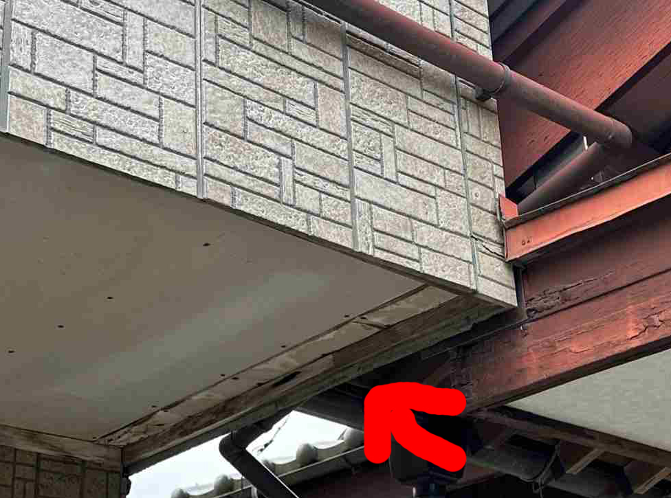 行方市現地調査、軒天の端がなくなっている、雨漏り