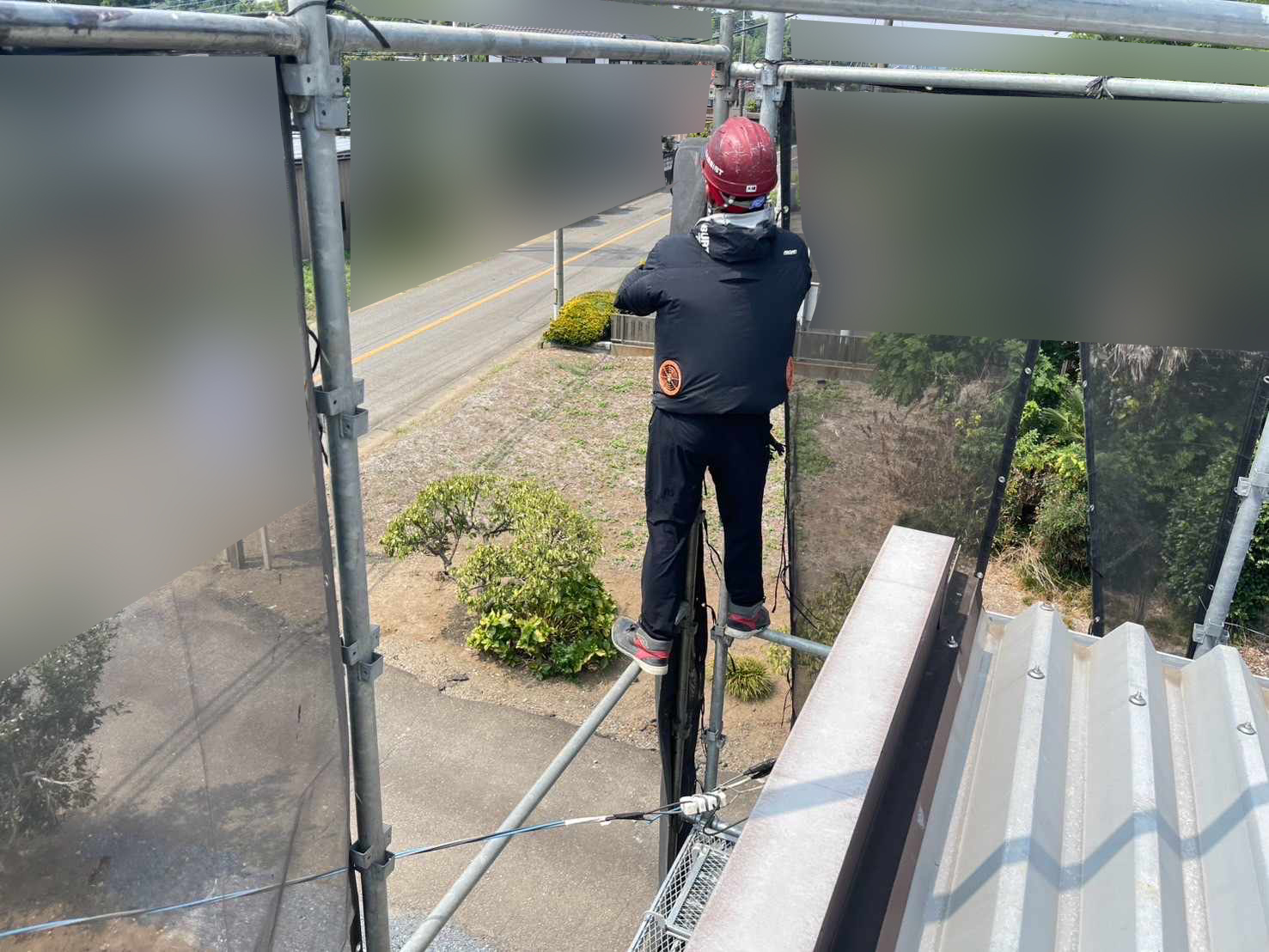 足場を設置、行方市の現場